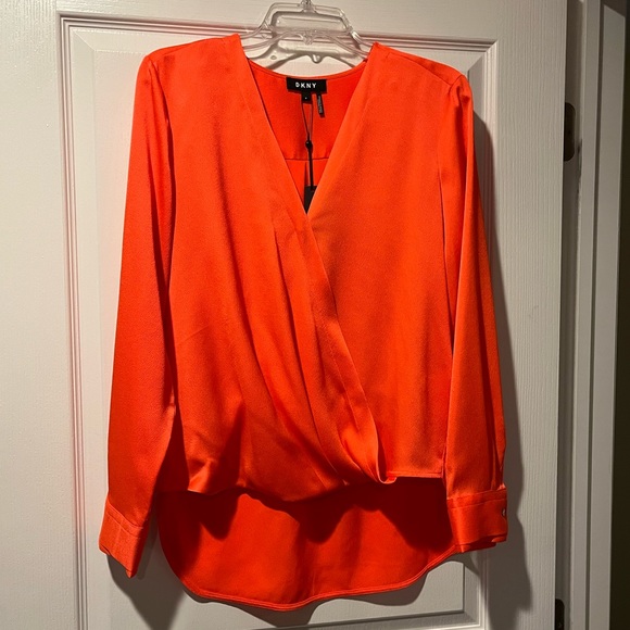 DKNY HIGH LOW FAUX WRAP BLOUSE SIZE MEDIUM IN ORANGE NWT! - Picture 3 of 4